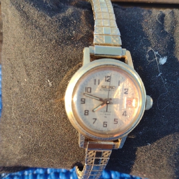Seiko Women's  Silver Watch - Picture 1 of 2